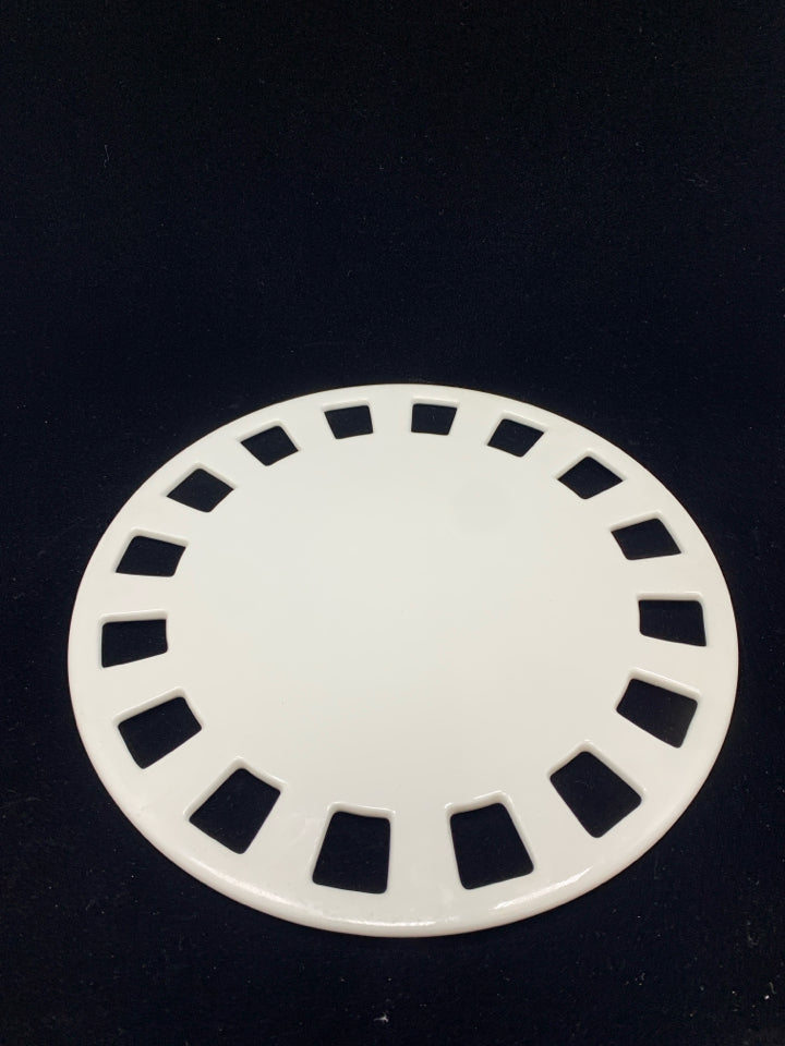 WHITE CERAMIC LATTICE RIM PLATTER.