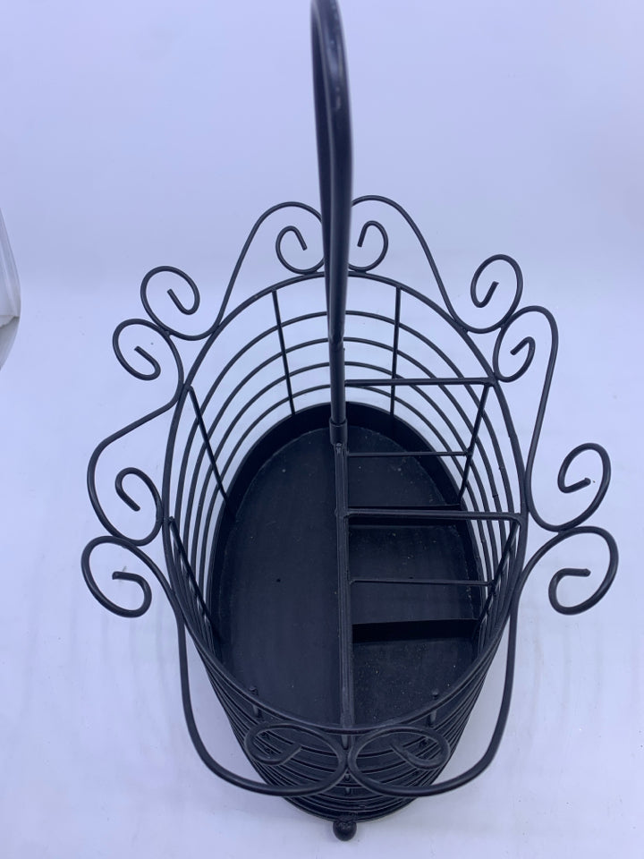 BLACK METAL DIVIDED OVAL UTENSIL HOLDER W/ HANDLE IN CENTER.