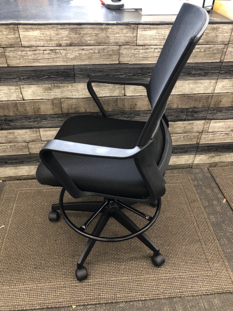 BLACK MESH OFFICE CHAIR W WHEELS.