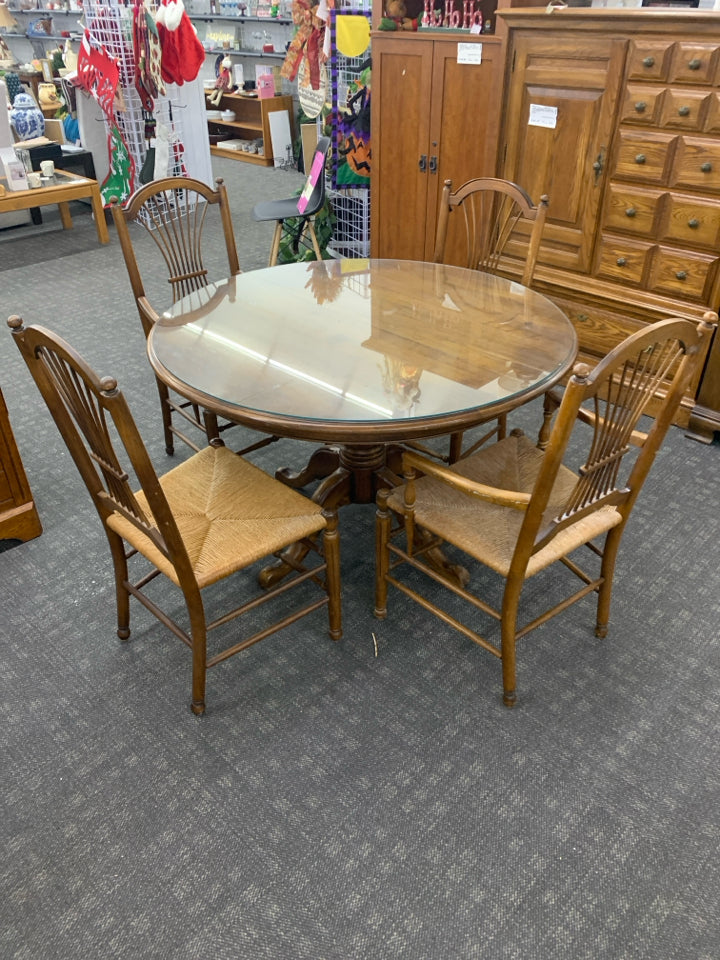 ROUND WOOD DINNER TABLE W/ 4 CHAIRS WOVEN SEATS GLASS TOP.
