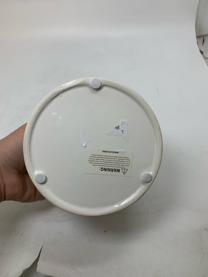 WHITE CERAMIC 2PC TEALIGHT HOLDER.