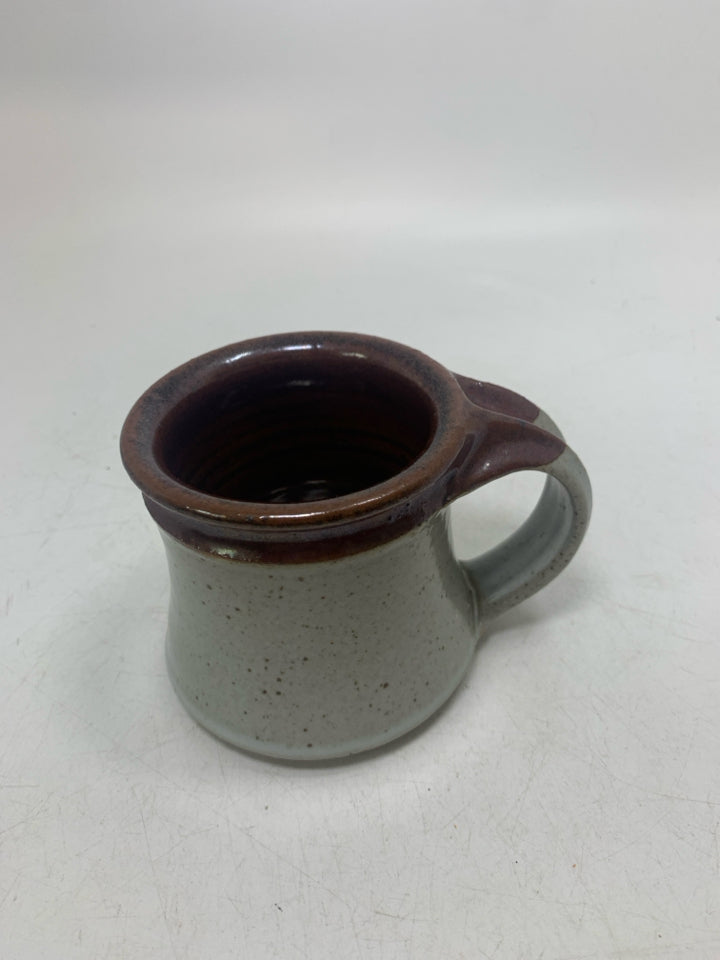 GREY SPECKLED SHORT POTTERY MUG W/ BROWN RIM.