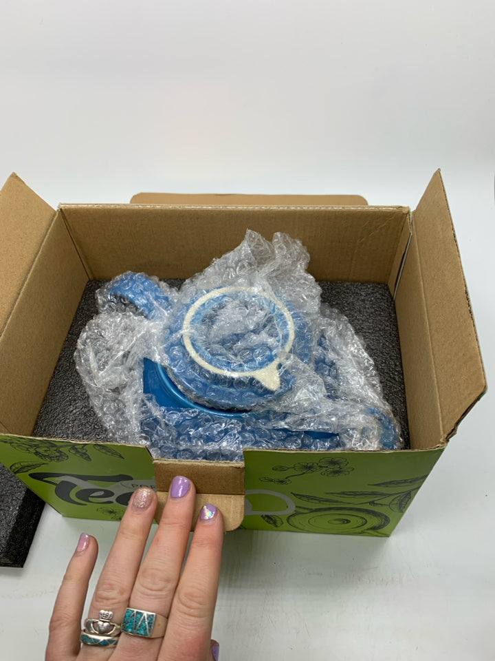 NIB SAKI PORCELAIN TEAPOT W/ INFUSER.