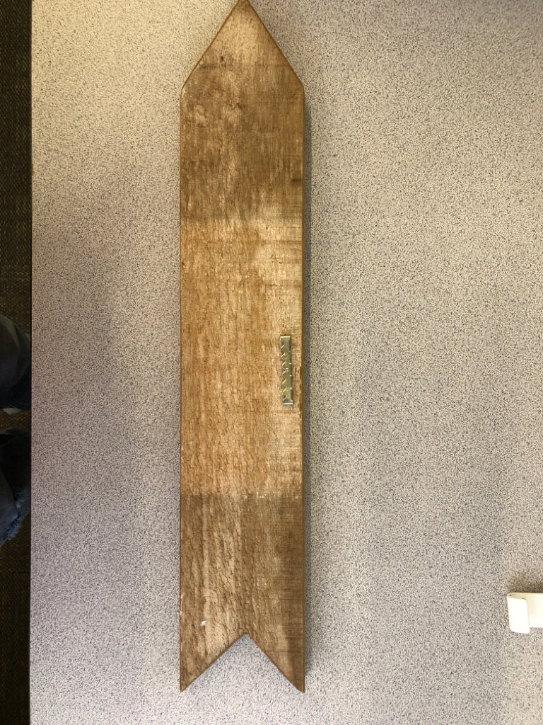 OUTHOUSE ARROW CREAM WALL HANGING.