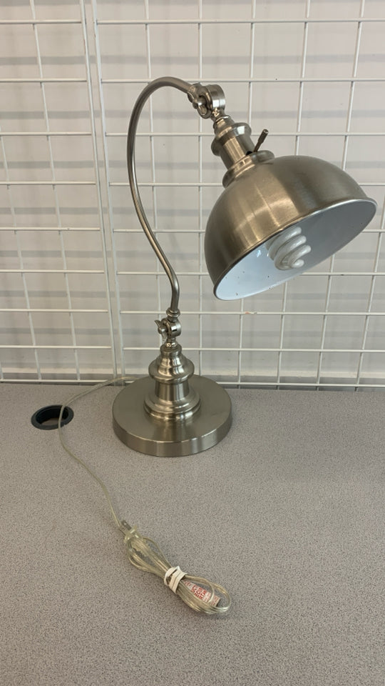 METAL ADJUSTABLE ARM DESK LAMP.