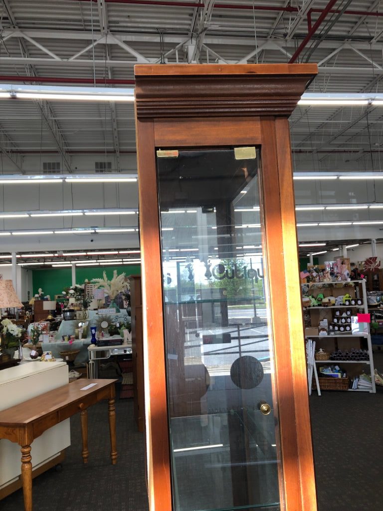 5 SHELF WOOD LIGHT CURIO CABINET.