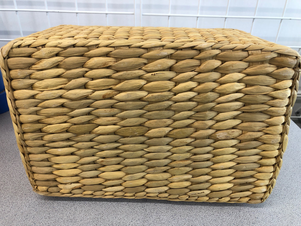 TIGHT WOVEN WICKER BASKET BAG.