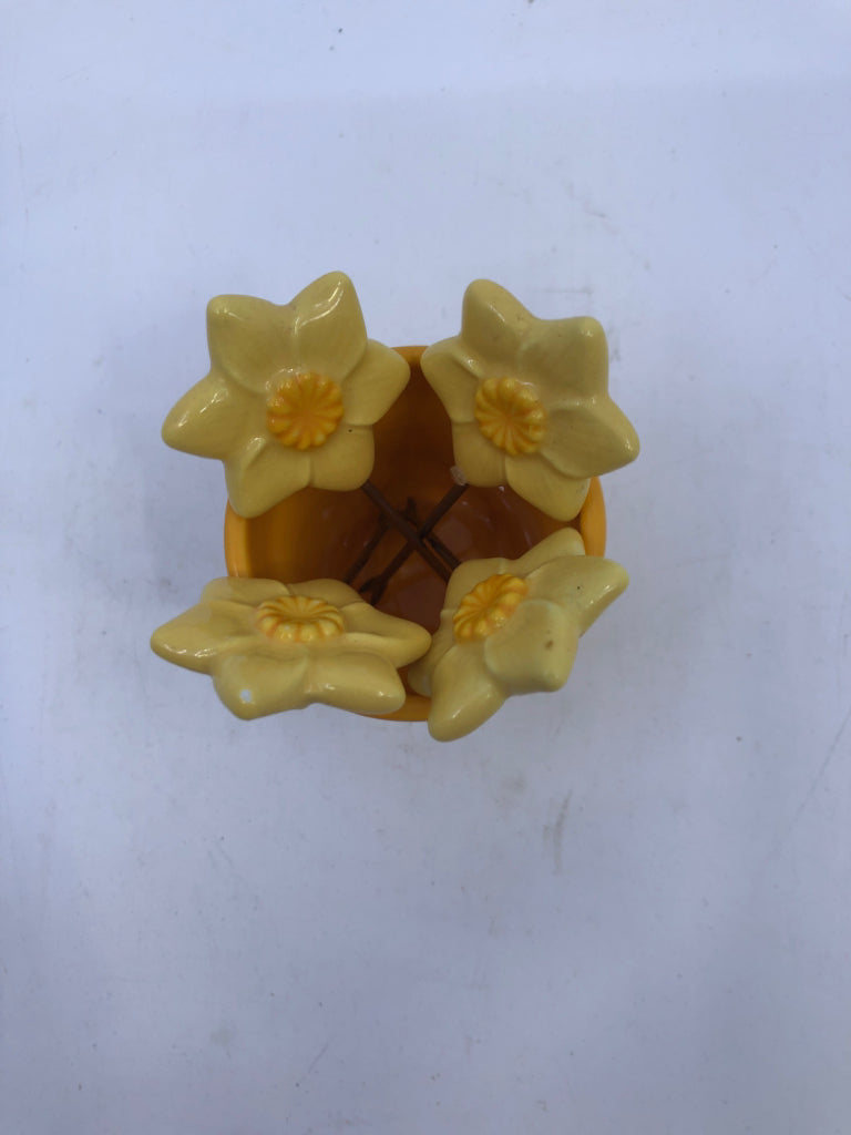5 PC YELLOW FLORAL TOOTHPICK SET.