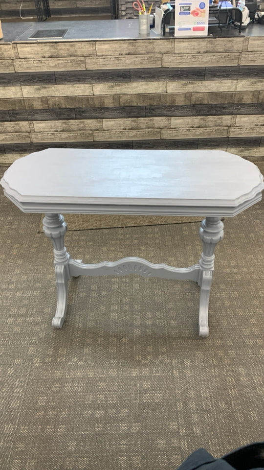 LT BLUE PAINTED SIDE TABLE W/BEVELED EDGES AND SPINDLE LEGS.