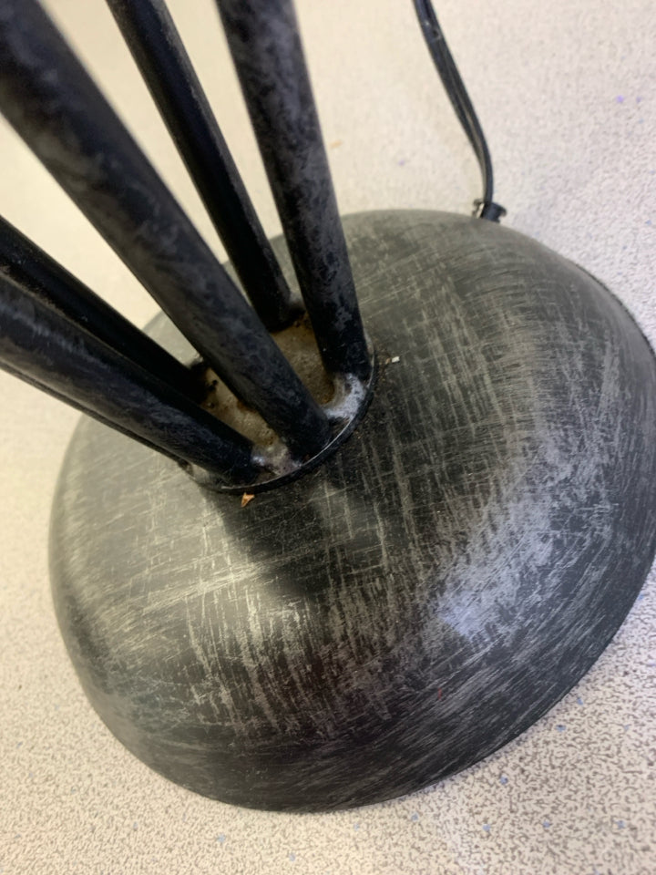 BLACK BASE METAL LAMP W CREAM SHADE.
