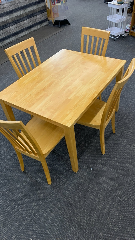 SOLID OAK KITCHEN TABLE W/4 CHAIRS.