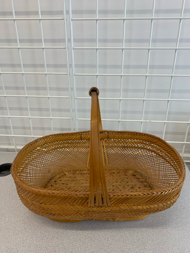 OVAL BROWN WOVEN BASKET W/TUBE HANDLE.