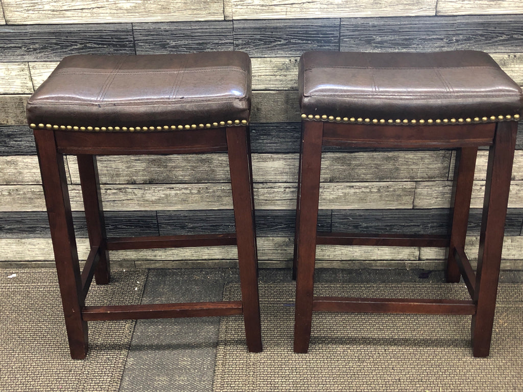 2 LEATHER SEAT WOODEN BENCH BAR STOOLS.