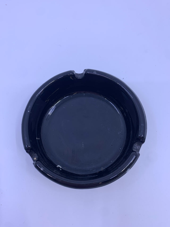 VTG GOLDEN NUGGET BLACK GLASS ASHTRAY.