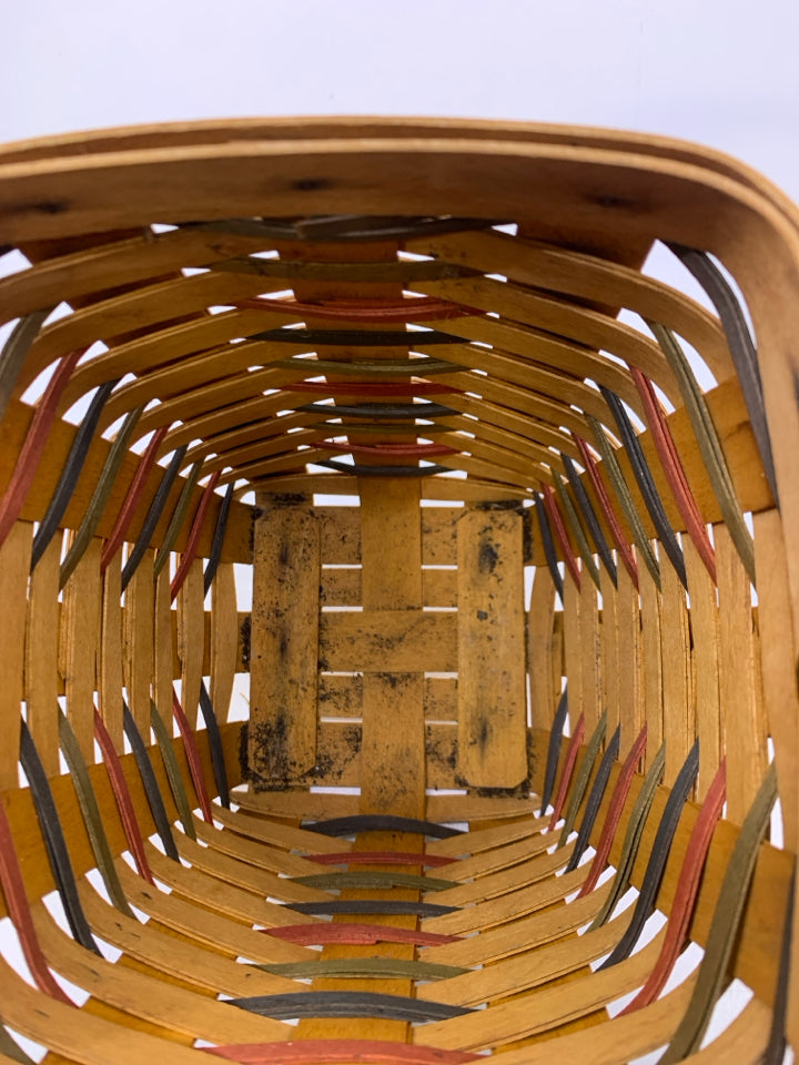 1997 WOVEN TRADITIONS LG PEG BASKET RED BLUE GREEN WEAVE W/ HANDLE.