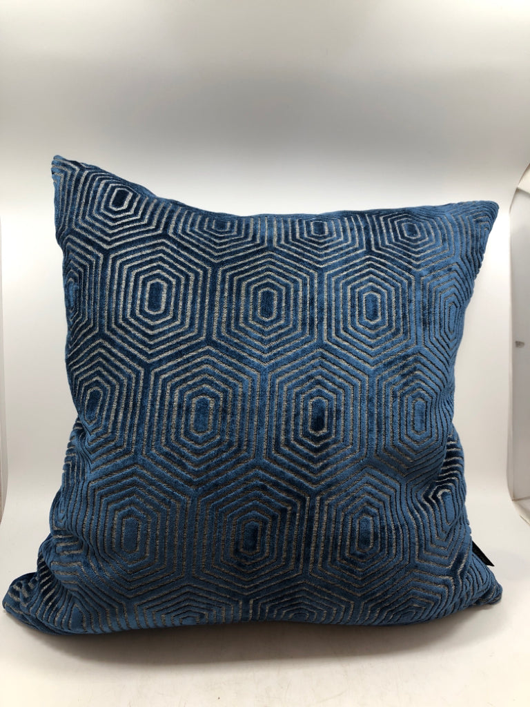 FLUFFY GEOMETRIC BLUE PILLOW - CASA DECOR.