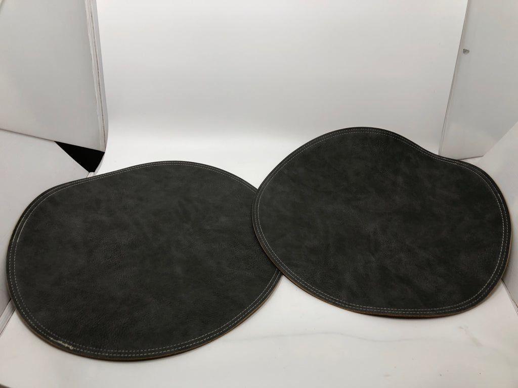 2 FAUX LEATHER ROUND REVERSIBLE PLACEMATS.