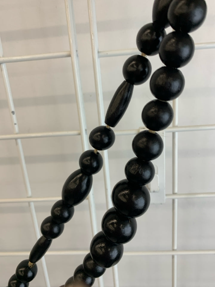 BLACK WOODEN BEADED GARLAND.
