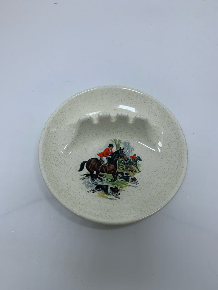 CIRCLE ASHTRAY W/ MAN RIDING HORSE W/ HUNTING DOGS 1.