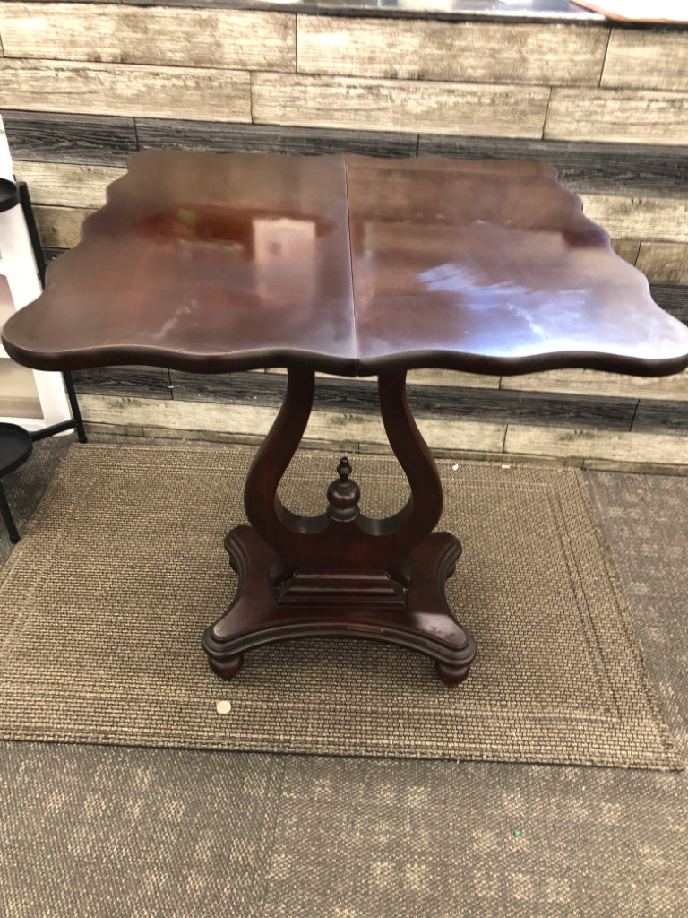 VTG SWIVEL TOP HARP SHAPED END TABLE.