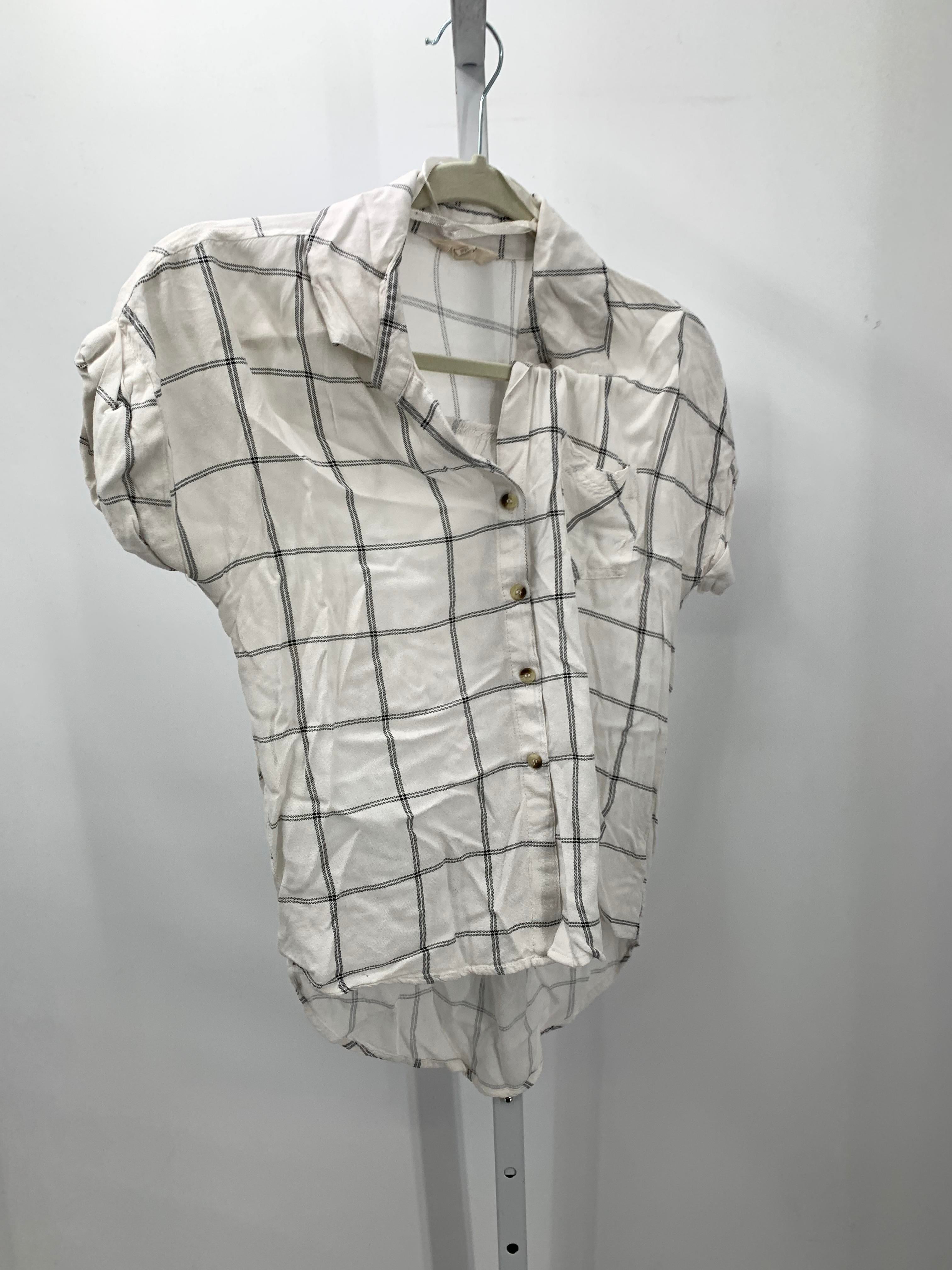 Size Medium Juniors Short Sleeve Shirt