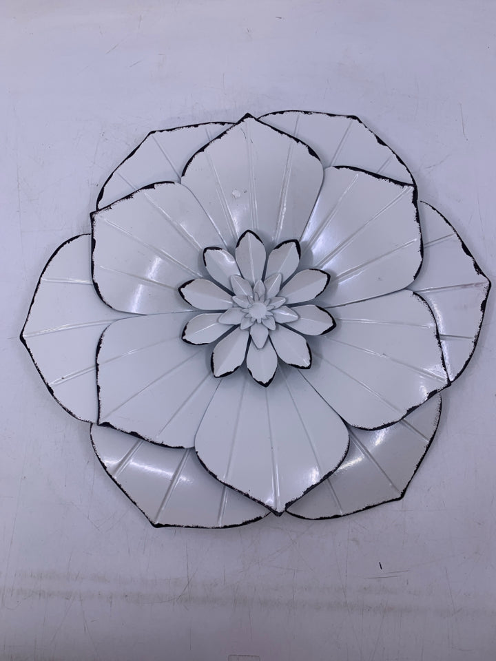 METAL FLOWER DISTRESSED EDGES.