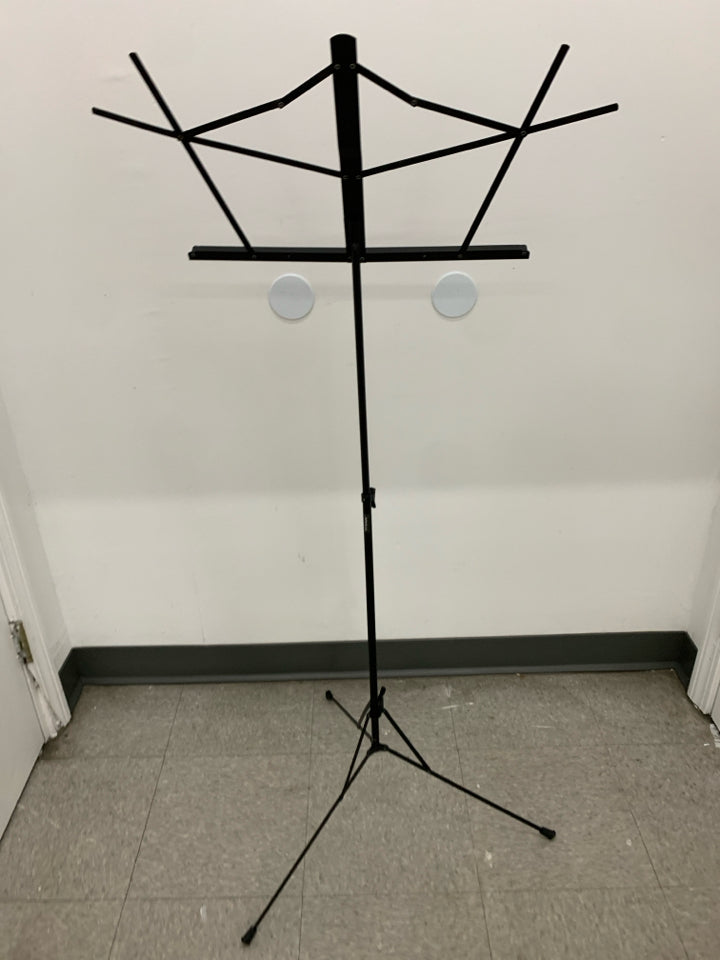ADJUSTABLE BLACK METAL MUSIC STAND.