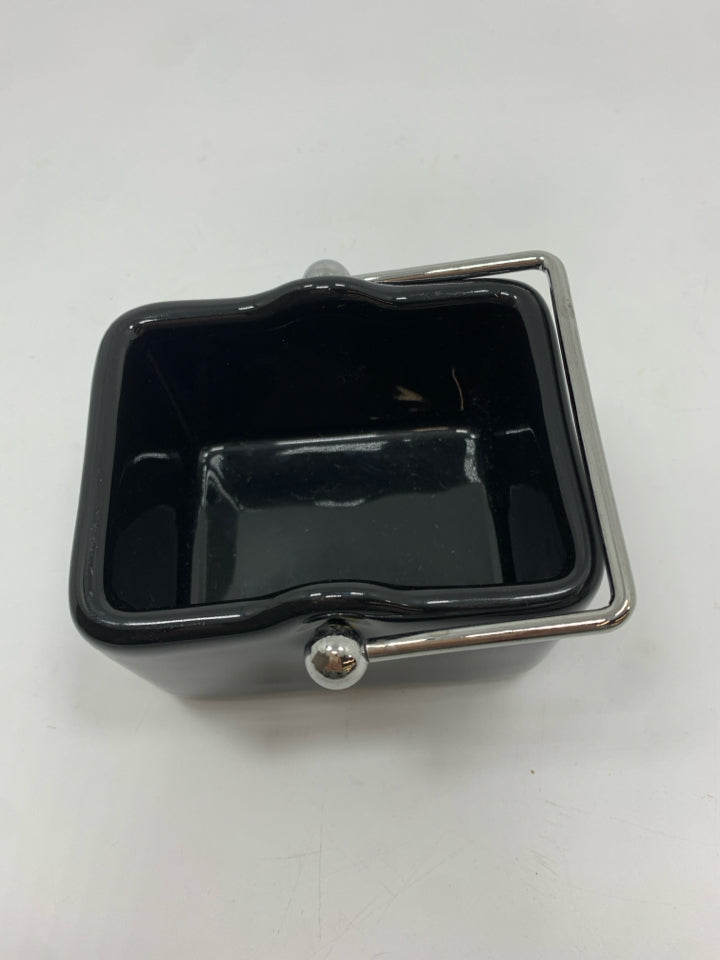 BLACK CERAMIC BASKET W/METAL HANDLE.