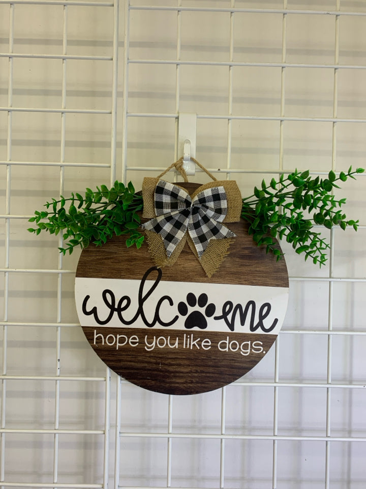 WELCOME DOGS WALL HANGING.
