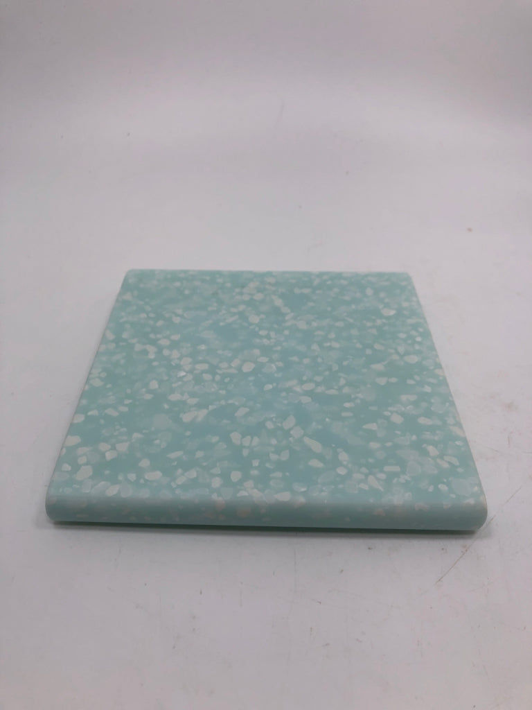 BLUE/WHITE SQUARE TRIVET.