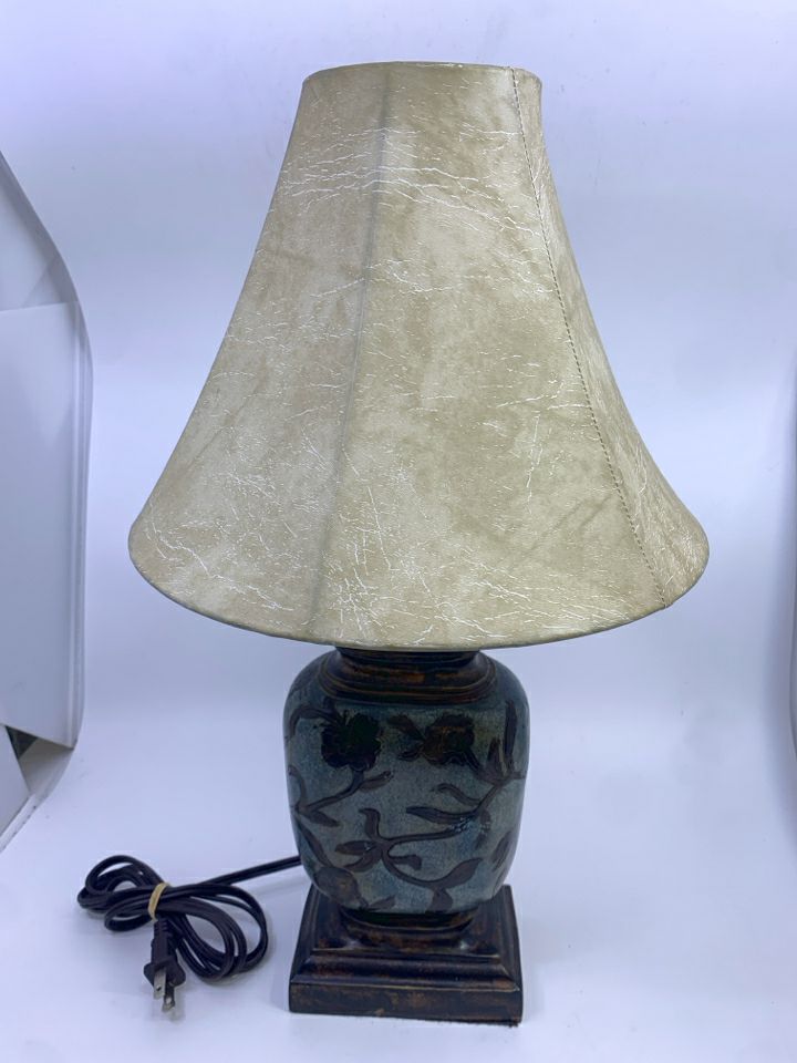 VTG BLUE & BRASS DESIGN FLORAL LAMP W/DISTRESSED SHADE.