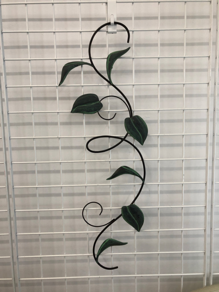 METAL LEAF SWIRL WALL HANGING.