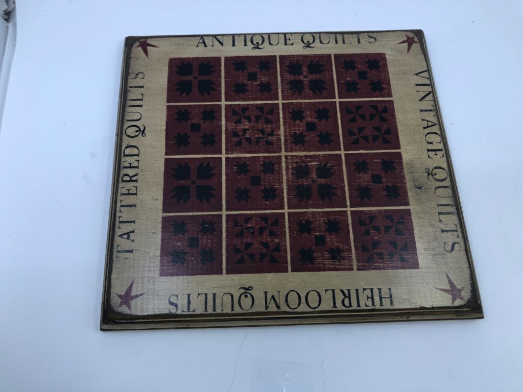 PRIMITIVE VINTAGE QUILTS WOOD SIGN.