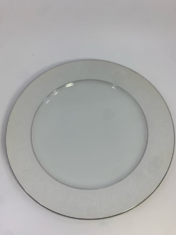 ROUND SERVING PLATTER W/WHITE TEXTURED DETAIL.