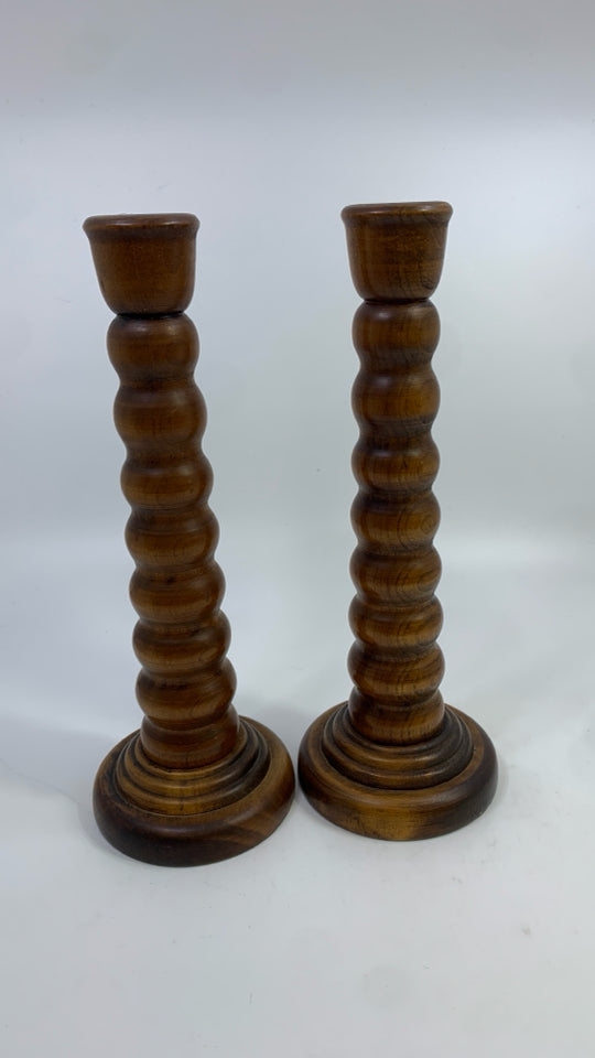 2 WOOD RIBBED TAPERED CANDLESTICK HOLDERS.