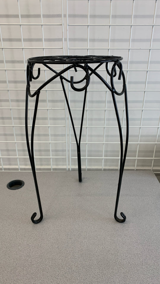 METAL PLANT STAND.