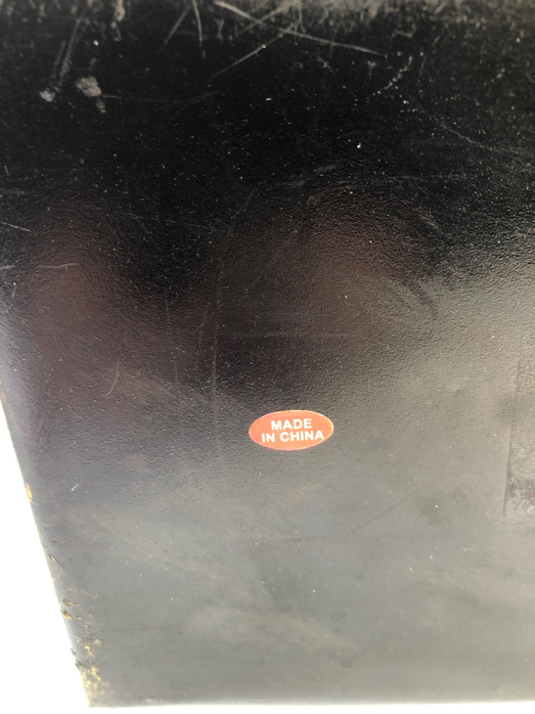 DETAILED TIN BOX W/LATCH HOOK.