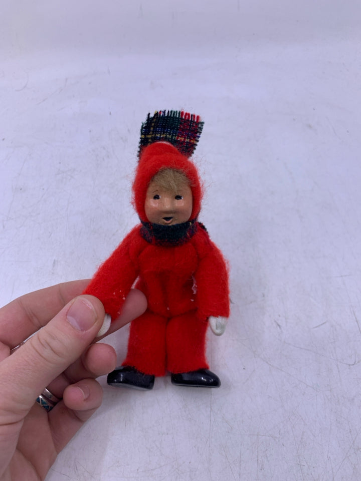 KID BYERS' CHOICE 1992 IN RED SUIT W/ PLAID SCARF.