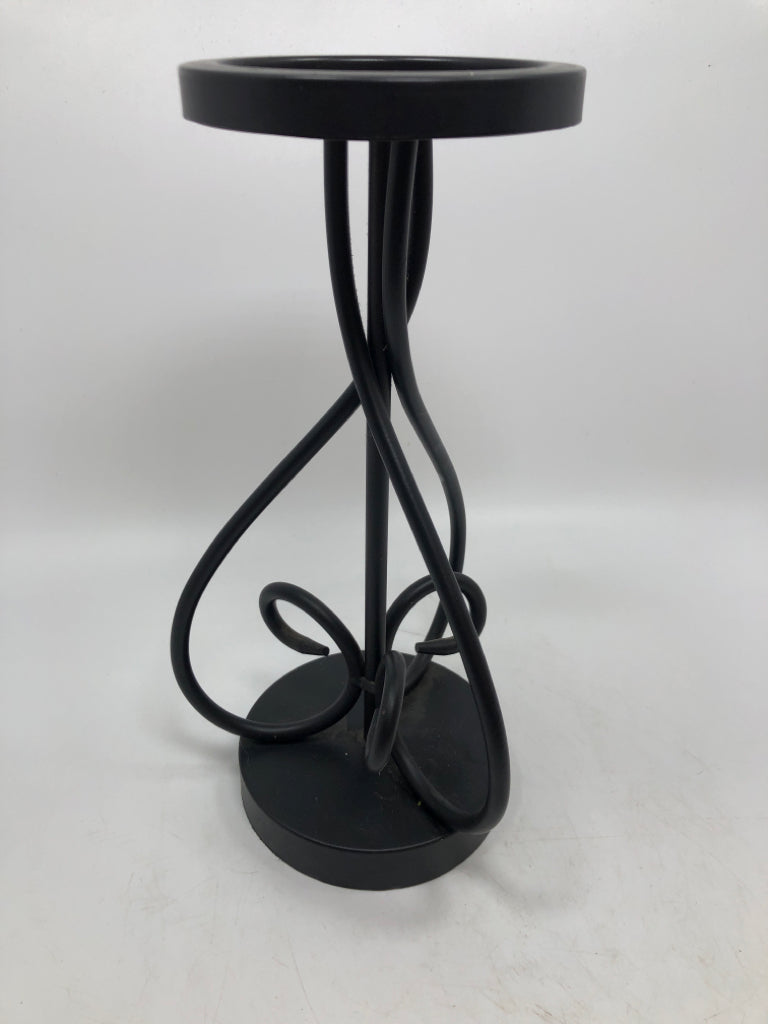 2PC METAL SCROLL CANDLE HOLDERS.