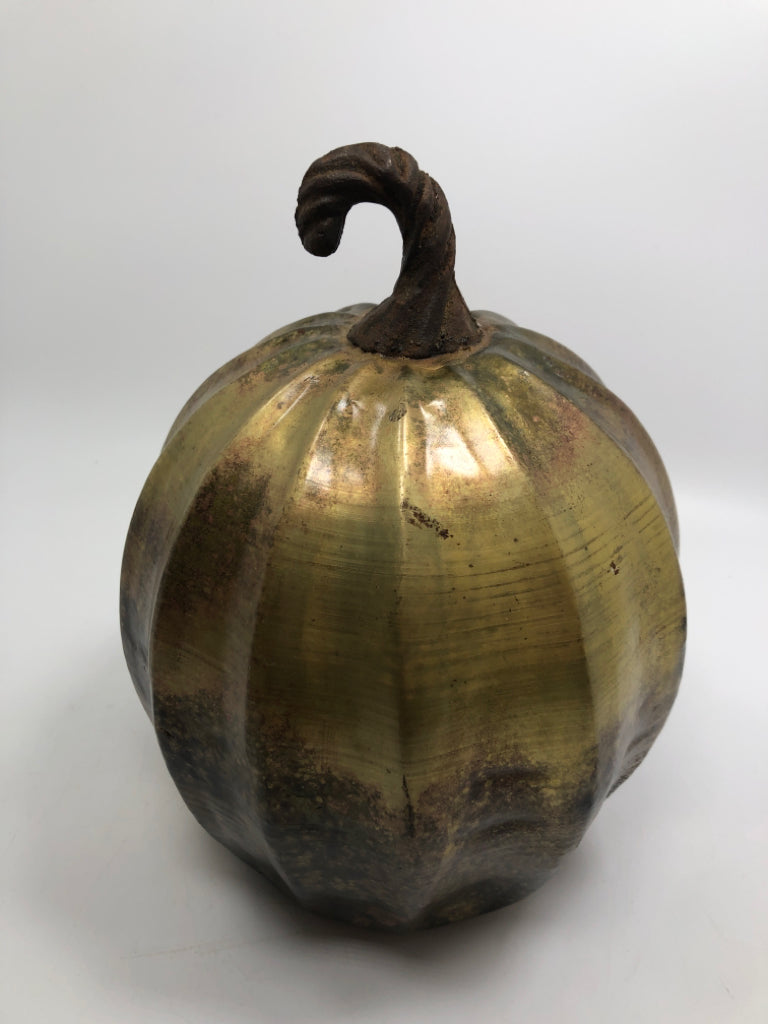 GOLD METAL PUMPKIN DECOR.
