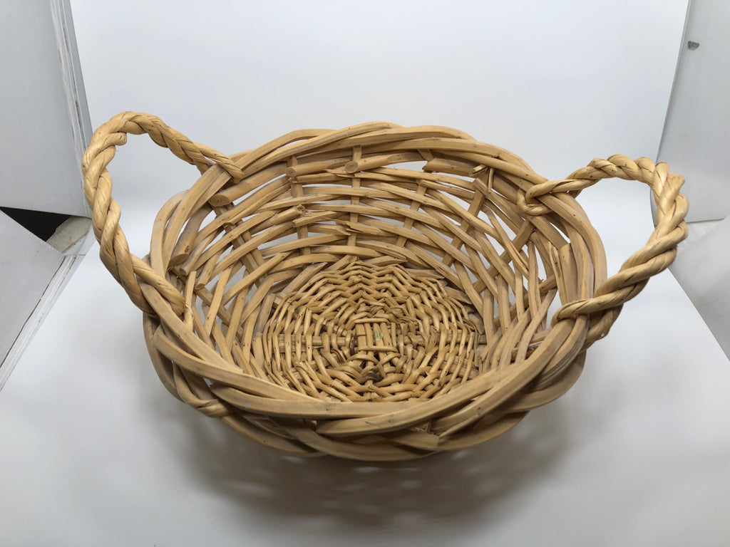 LIGHT WOVEN WOOD BASKET W/HANDLES.