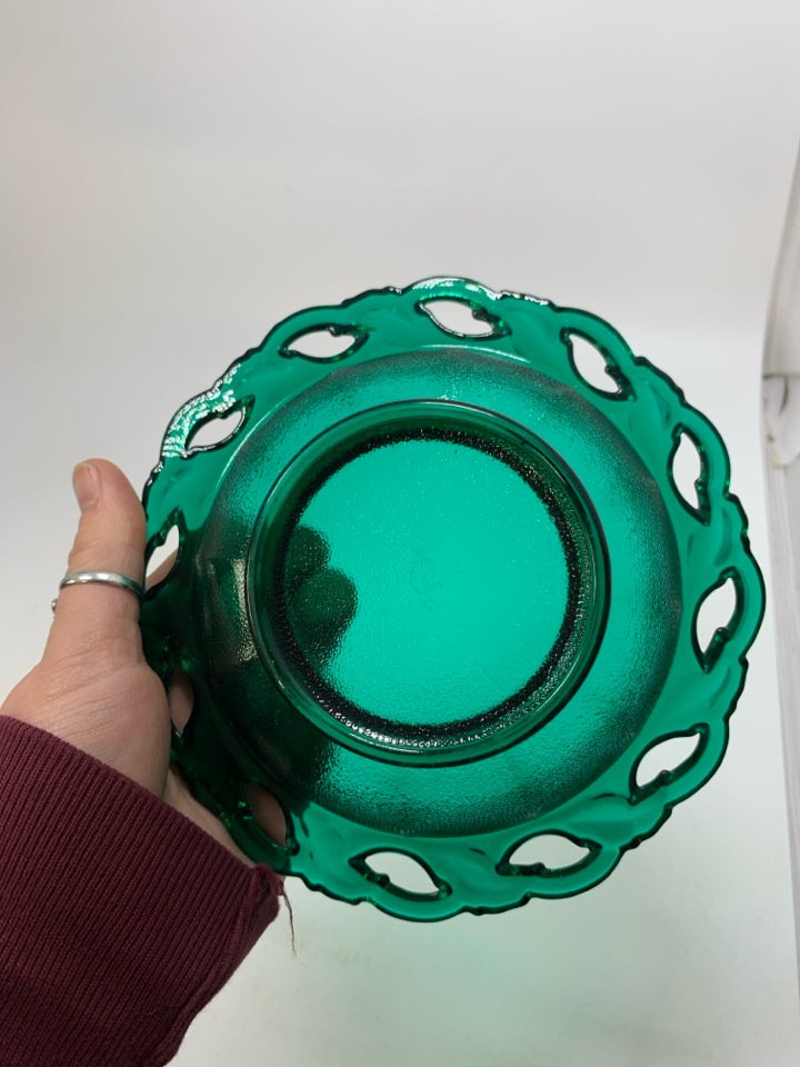 VTG SHORT EMERALD GREEN BOWL W/ LACE EDGE.