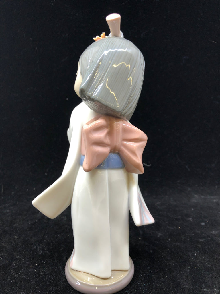 LLADRO LITTLE ASIAN GIRL PLAYING FLUTE.