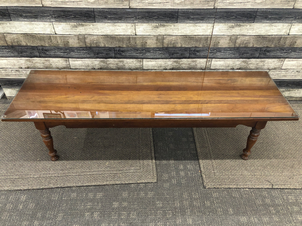 SPINDLE LEG WOOD COFFEE TABLE W/GLASS TOP.