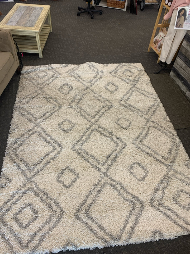 WHITE AND GREY SHAG RUG.