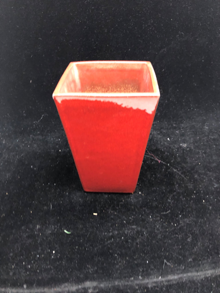 RED SQUARE VASE.