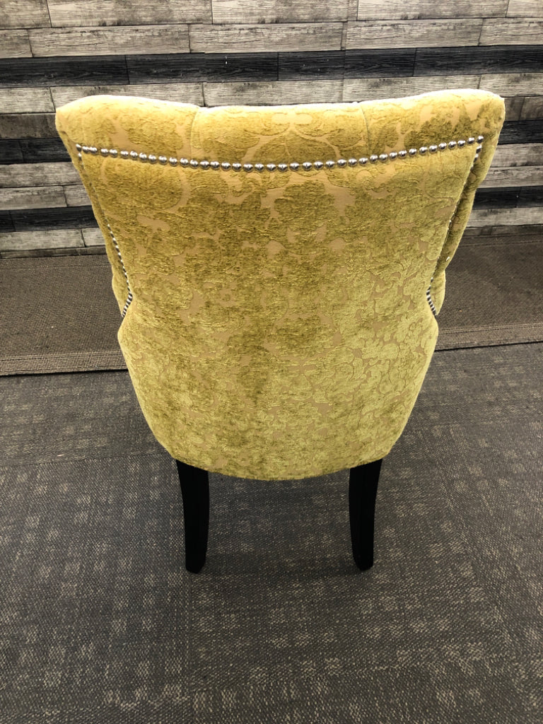 UPHOLSTERED GREEN ACCENT CHAIR.