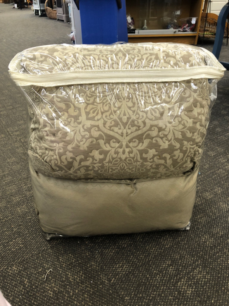 3PC DECORATIVE PILLOW SET IN BAG.
