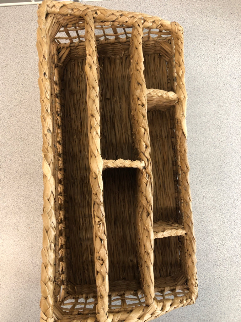 WOVEN WICKER DESK ORGANIZER.