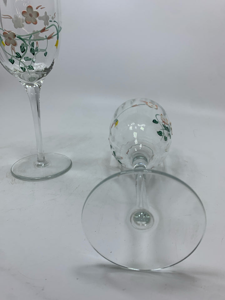 2 WHITE DAISY EMBOSSED WINE GLASSES.